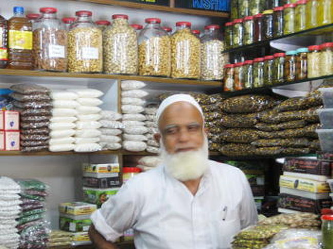 赤い帽子をかぶったら即サンタクロースになりそうなおじいさんが店主のようです。<br />インドからやってきたというので<br />「じゃームジャヒルなの？」と聞いたら<br />「やってきて何十年なのでもうムジャヒルではない。」とのこと。<br /><br />美味しそうな松の実とか上質なピスタチオとか<br />きれいで安心感がありますね。<br /><br />BABA DRY FRUIT<br />Shop No.21 C.S.D Complex Abbasi Shaheed Road, Kalapul, Karachi<br />Tel: 009-2321-920-6860  009-221-544-8320