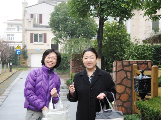 玄関前でのお二人の記念撮影です。Ktさんの祖父は、著名な洋画家でした。ご了解を得ていませんので、この小冊子での紹介は遠慮しました。