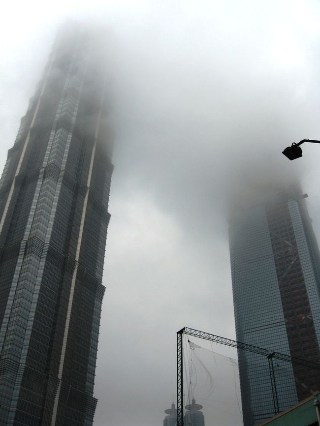 右手のビルも、上部は雲にすっぽりと覆われてしまいました。2つ目のゴルフ練習場は、こんな超高層ビルが立ち並ぶ市街地の中にありました。
