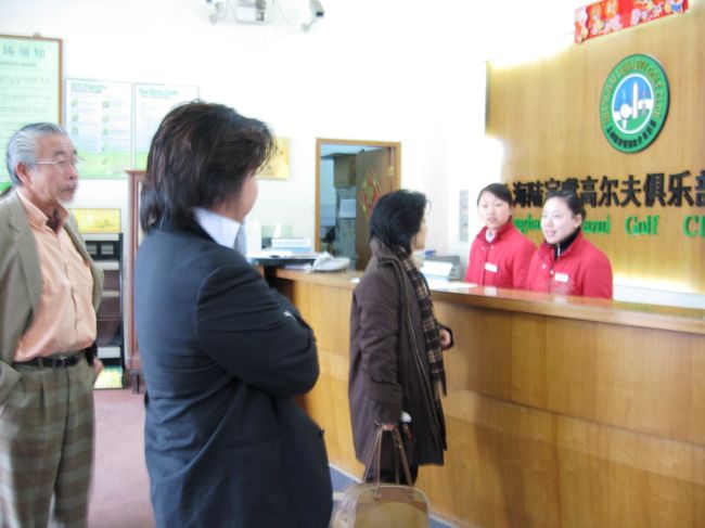 ゴルフクラブの受付です。持ち帰りが自由な名刺には「上海陸家嘴ゴルフクラブ有限会社」の文字が、簡略体で記されていました。