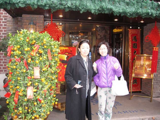 そのお店の前で、門蜜柑(?)の横での記念撮影です。Mtちゃんも記念撮影用のデジカメが右手にありました。昨年も超満員でした。