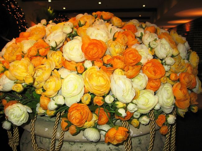 エレベーターで上がったお店のロビーです。大きな鉢一杯に白、黄、オレンジの薔薇の造花がゴージャスに飾ってありました。