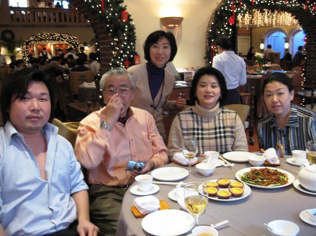 デザートが出されたところで、5人揃っての記念撮影です。この日も、ぷりぷりの川エビが一杯詰まったシュウマイとショウロンポウは最高でした。