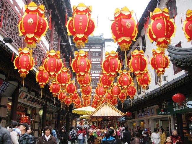 豫園商城の中心部へ入ってきました。暫くは、賑やかな正月の飾りを御覧ください。まずは、道路を横断して吊り下げられた雪洞のトンネルです。