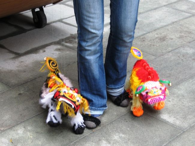 足元に2匹の着飾った犬がｊじゃれついていました。しかし、本物の犬ではありません。中々面白い仕草をする、玩具の犬でした。