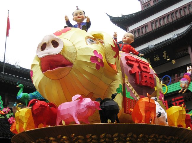 中央広場の飾り物を紹介します。昨年は酉年の飾りがありました。中央は干支の豚です。その上に弁髪の子供が乗っています。