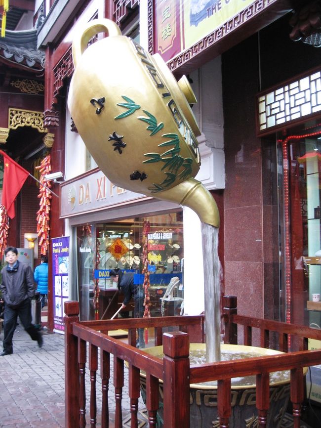 見覚えがある急須です。昔は濁ったお茶でしたが、水質改善にフィルターでも使われているようです。お茶の老舗の看板代わりです。ステンレスの囲いが、木に替わりました。