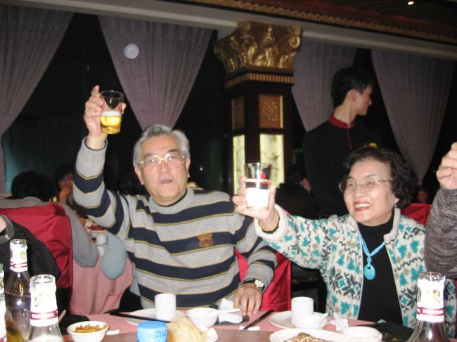 全員が揃ったところで乾杯です。3つのテーブルに40人以上です。大きなテーブルですから、テーブルのガラスで、トントンと音を立てて乾杯です。