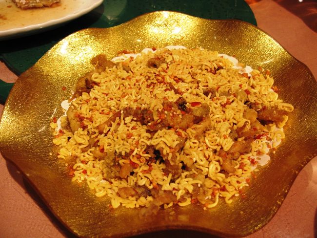 大晦日用に使われた金色の器です。長粒米を使ったチャーハンです。味付が良く、あっという間に、残り少なくなりました。私も戴きました。