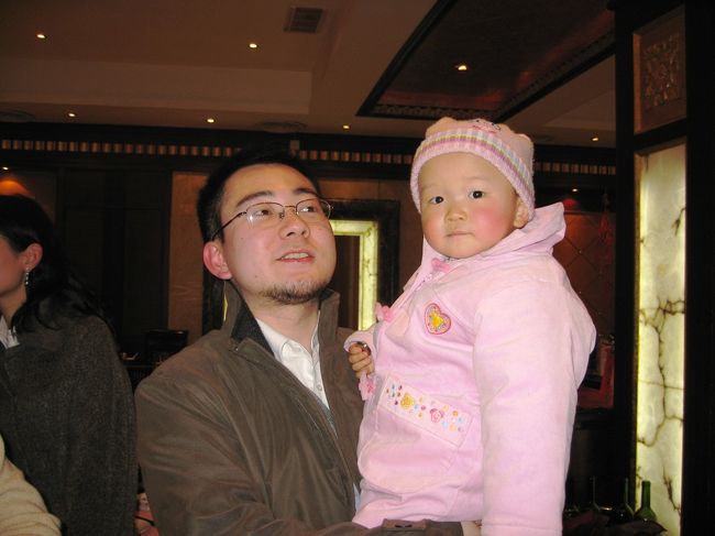 お帰りの時間です。風邪を引かないように暖かい服と帽子を被りました。この服の色は、女の子と言うことになります。ほっぺが真っ赤です。