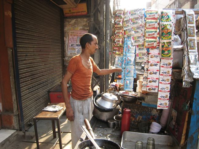 とりあえず宿の人に相談しよーっと宿に戻ったが。<br />早朝のせいか、やつらはかなり寝ぼけていた。<br />今日ネパールに行くこと知っていたくせに、<br />なぜか明日病院に行こうと言われた。<br />さすがインド人！！ってなぜか感心してしまった私。<br />とりあえずあてにならないインド人に相談するのは<br />あきらめ、自分で応急処置。<br />まあ、朝ごはんでも食べよーってことで<br />今度は犬を睨みつけながら出動！<br />途中、子どもにチャイをせがまれいつもの私だったら<br />ムシなのに、今日はちょっとはいいことしておこう！って、めずらしくおごってあげちゃた私。<br /><br /><br /><br />