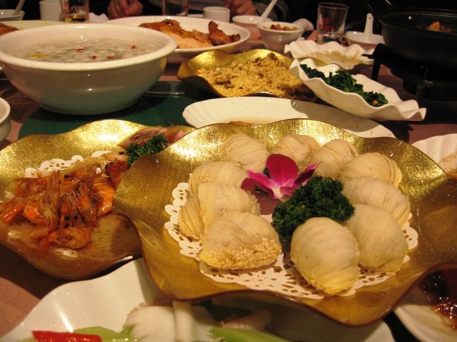 これが山のように積み上げられた料理です。これだけ料理が揃いますと、かえって箸が出し難くなってしまいます。大部分が残ってしまいました。