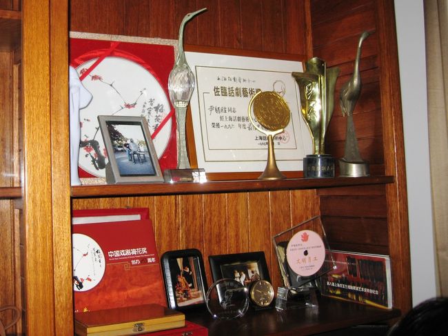 俳優活動で受賞されたトロフィーや盾などの数々です。受賞者、「尹」さんのお名前が記されています。賞状は、1996年の受賞の時のものです。