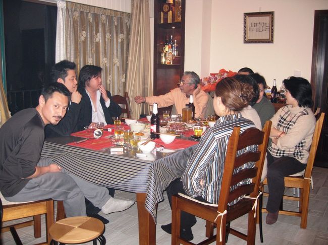 さすがに俳優業のご主人は、カメラ目線が本能的に分かるのでしょうか、こちらを向かれました。座った位置から離れての撮影でした。