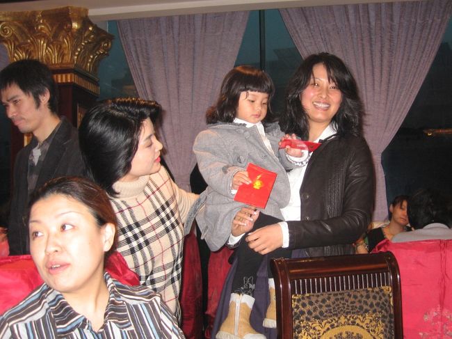 この日のレストランは大賑わいでした。3つのテーグルが予約してありました。後ろを通るのも大変なくらい、ぎっしりとテーブルが並んでいました。