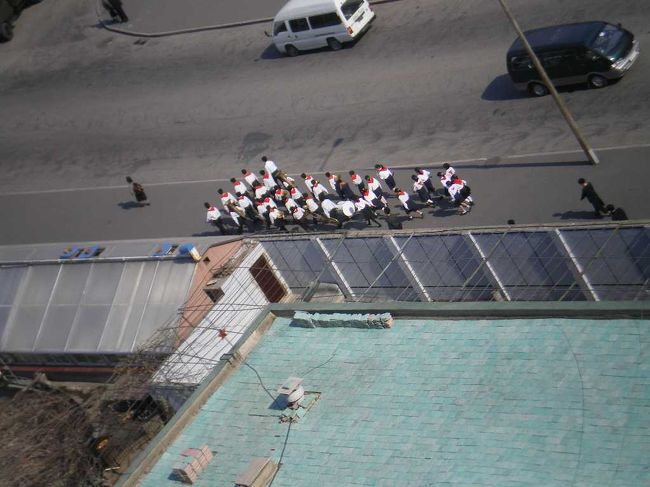 ○四日目<br />ホテルから見た光景<br />ブラバンが、移動中