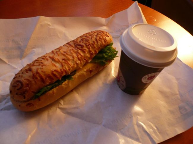 今日は買い物の日にしようと思っていたら、どこの店も開いていない。 どうやら今日はフィンランドの独立記念日で休みということが後でわかった。 うろうろしているうちにホテルの方まで戻ってきてしまったが、開いているカフェもないので、ビルの中にあるテイク・アウト出来る店でランチを買ってホテルの部屋で食べることにした。 <br /><br />ホテルで少し休んでから、テンペリアウキオ教会の中を見学しに出かけた(前出写真参照)。 