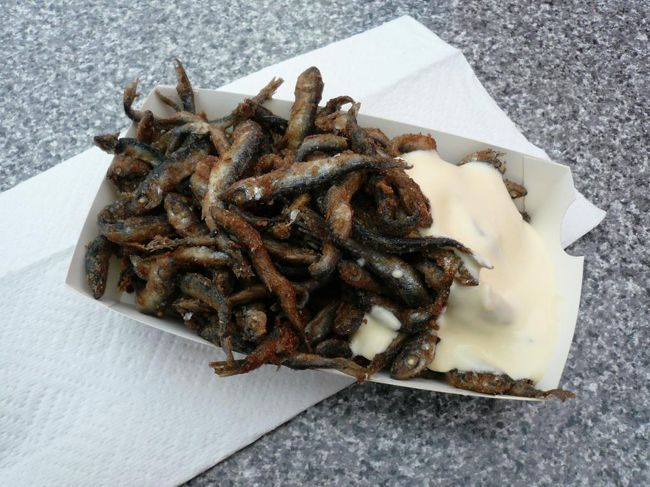 軽く昼食に魚のフライとフランクフルトをマーケットの店で買って食べた。 おいしいけど、こんなにたくさんはいらなかったかな。 マヨネーズは無い方がよかったかも。 