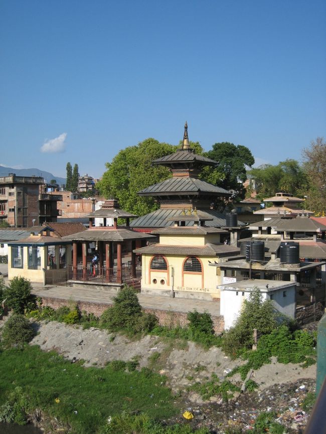 なかなか出血が止まらず空港へ。<br />空港のドラッグストアー？のおばちゃんに相談。<br />謎のスキンクリームらしきもので応急処置。<br />果たしてこのクリーム、ホントによいのか？？<br /><br />ネパールに無事到着。<br />足の怪我のことは頭のすみにおいとき街をぶらぶらと。<br />なんとなくネパール人に足のこと話ししたら<br />病院に行くべきだ！って。
