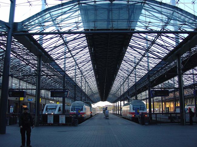 構内の屋根もすけていて、開放感があります。<br />ここから、国内だけでなく、海外へも列車が出て行きます。