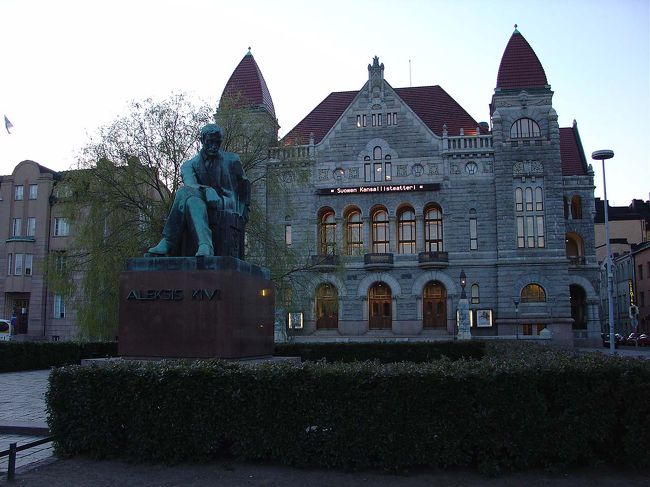 この可愛い家は劇場です。<br />正面入り口上に電飾のお知らせがあって少し興ざめでした。