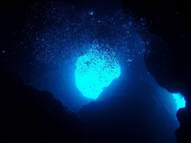 ２本目<br />渡名喜島　ブルーホール<br /><br />のんびりがモットーのショップさん、<br />１本潜ってランチ、その後２本目。<br />基本的に１日２本みたいです。<br /><br />私は行ったらとことん潜りたい！！<br />って思ってたけど、のんびり出来るのもいいな～、<br />と思いました。<br /><br />ランチの後、はじめて<br />浮輪無し、救命胴衣なしでの<br />深場でシュノーケリングにチャレンジ。<br /><br />実はカナヅチ
