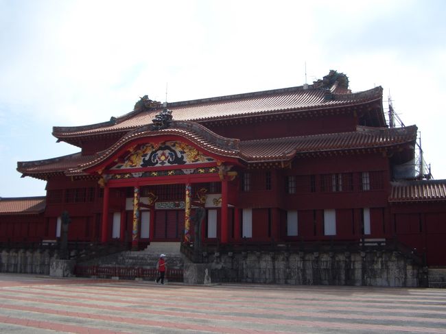 修学旅行生が居ましたが、<br />居なくなってしまえば、が〜らがら。<br /><br />ここで食べたマンゴーのカキ氷が絶品。<br />かなりおいしかったです☆<br /><br />観光を済ませ、再びゆいレールで空港へ。