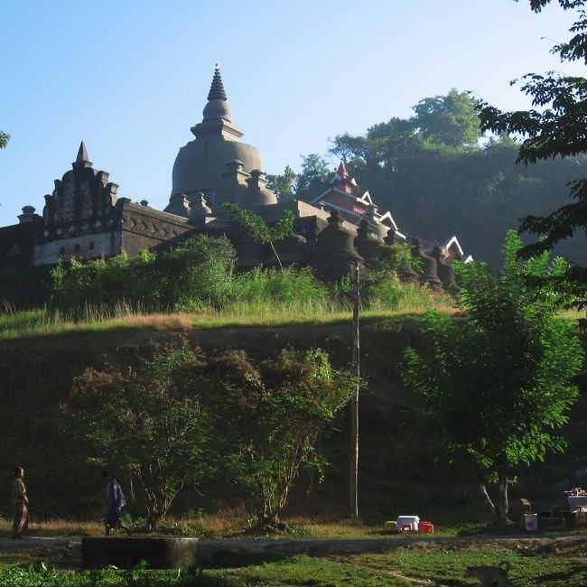 すぐにシッタウン寺院前へ。<br /><br />道路際の出店でお茶を飲んでいたら、<br />「Myauk-u Archaeological Zone ADMISSION TICKET」<br />の徴収者さんがやってきました。5ドルです。チャット払いで交渉してみたら、妙に相場が最新。降参。<br /><br />ちなみに王宮跡にある博物館でも、入場料を別箇に5ドル徴収するようになっていました。それだけの価値はない(一周だけさせてもらった限り)…と思う。