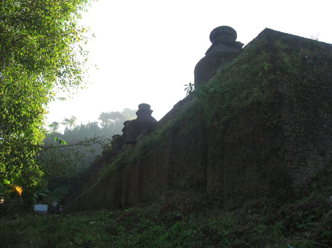 「歴史」が大の苦手だった僕には、遺跡の紹介は苦手です。<br /><br />こんな"まわりの風景"ばかり見てしまいます。