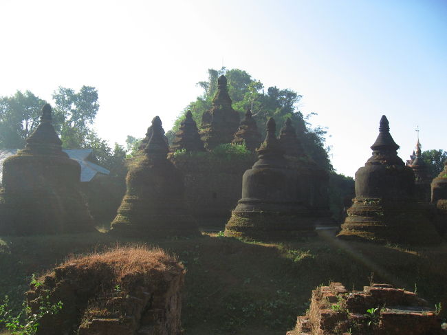 シッタウンの北側にはいつくものパゴダが連なっていて、どれがどれだかよく分かりません。<br /><br />でも朝の光を浴びるパゴダは美しいです。
