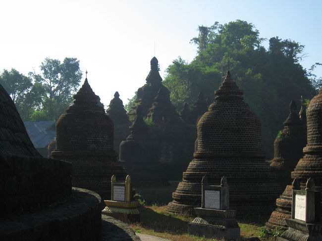 え〜っと、やっぱり無理でした。<br />ちゃんとした遺跡案内は諦めます。<br /><br />シッタウン寺院周辺のパゴダです。