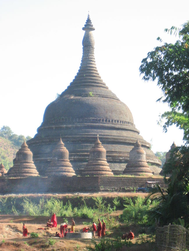 ダッカイゼイン(Dukkanthein)寺院近くのパゴダ。<br />(全然案内になってなくてごめんなさい)<br /><br />大きなパゴダ、小さなお坊さまたち、そして命を支える井戸、の風景が印象的でした。