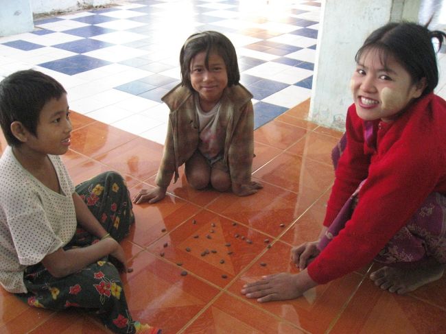 シッタウン寺院の本堂…のすみっこ。<br /><br />シットウェー〜ミャウー間の船で出会ったインド双六と同様に、貝殻での遊びです。