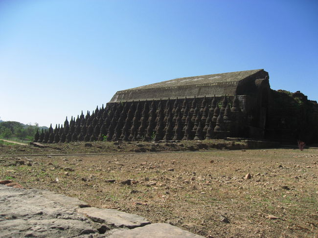 周囲には小さな仏塔が立ち並び、壮観です。