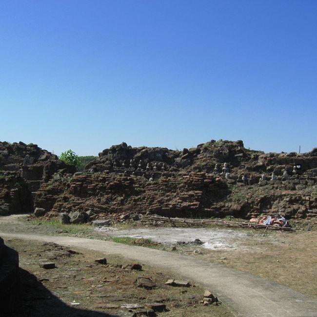 その内側です。<br />この崩れゆく仏塔の下に、一周する回廊が通っています。<br /><br />美しい、素晴らしい、信じられない、…その次にに感じるのは「穢(けが)したくない」。<br /><br />穢したくない場所です。