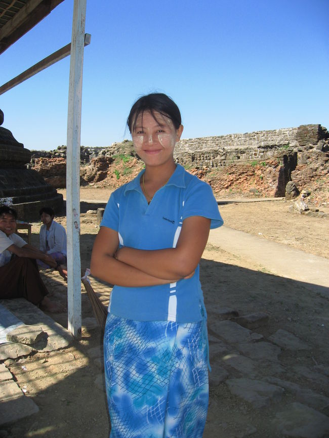 ミャウー市内へ向かう道まで案内してくれました。<br /><br />ありがとう。