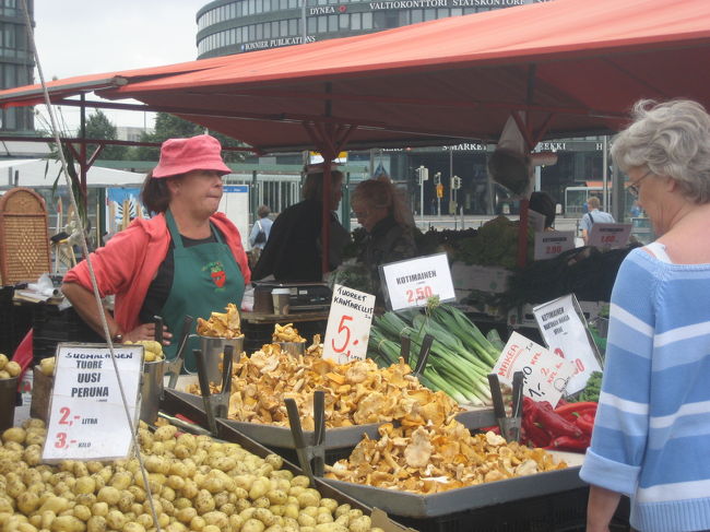 ヘルシンキの市場「ハカニエミ」。<br /><br />ここでは白樺の樹皮で編んだカゴを買いました。<br />