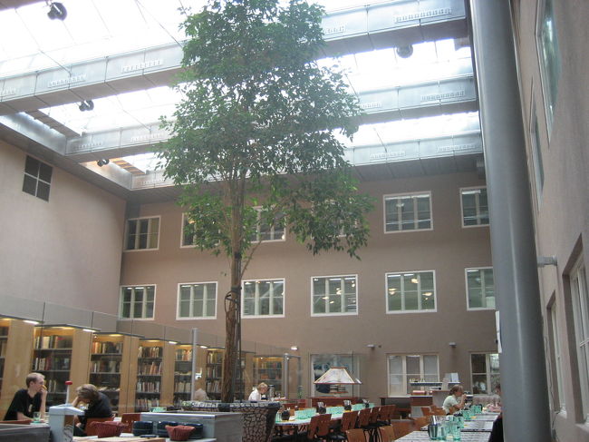 「アラビアファクトリーショップ」カフェ<br /><br />ヘルシンキを訪れる際は絶対外せない「アラビア」の工場。今回は、カイ・ボイエセンのカトラリーを購入。<br /><br />でも、アラビア工場を訪れる楽しみは、北欧食器のお買物だけではありません。<br /><br />併設のカフェは、室内ですが大きな木もあり、とても開放的で気持ちのいい空間です。<br /><br />