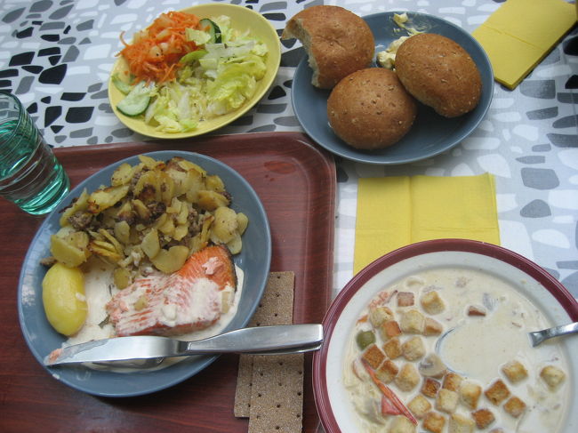 このカフェは本来、アラビア工場内で学ぶ学生のための学食のような場所なので、地元感あふれるおいしいお食事が手軽に食べられるのです。<br /><br />もちろん食器はアラビア製。カイ・フランクデザイン。