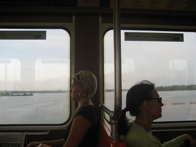 地下鉄（地上ですけど）からの風景<br /><br />次は地下鉄とバスを乗り継いで、marimekkoの工場へ。