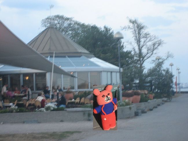 「Cafe Ursla」<br /><br />ヘルシンキに戻ってきました。海に面したカフェ・ウルスラです。<br /><br />映画「かもめ食堂」にもでてきたカフェです。<br />海が眺められてとても気持ちがよかったです。