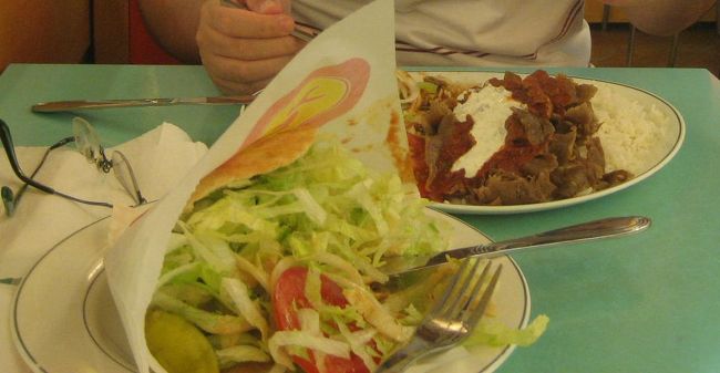 その日の夜は、ヘルシンキ駅構内のファーストフードで済ませました。<br /><br />スブラキ？