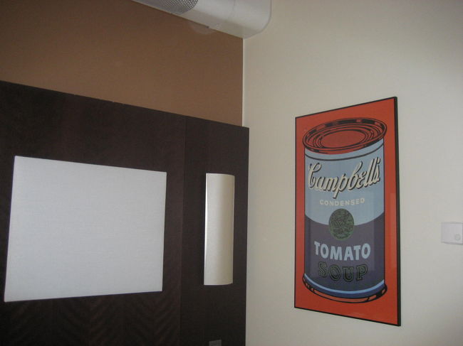 ヘルシンキでは、ホリデーイン・シティーウェストとスカンディック・グランドマリーナに宿泊。<br /><br />写真はホリデーイン。（たしか）<br /><br />ホリデーインまでは地下鉄に乗らなくてはいけませんでしたが、なんだか地元感があってよかったです。<br /><br />ホテルからはコーヒーポットで有名な、アンティ・ヌルメスニエミのデザインした鉄塔（？）も見え、相棒は大喜びでした。