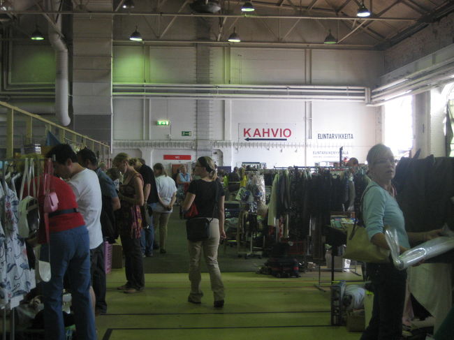 室内のフリーマーケット。<br /><br />ほんとうに色んなところで、日常的にフリーマーケットが開催されています。<br />マーケットには、若者も普通にたくさんいて、北欧の人々のモノを大事にする暮らしぶりを感じます。<br />