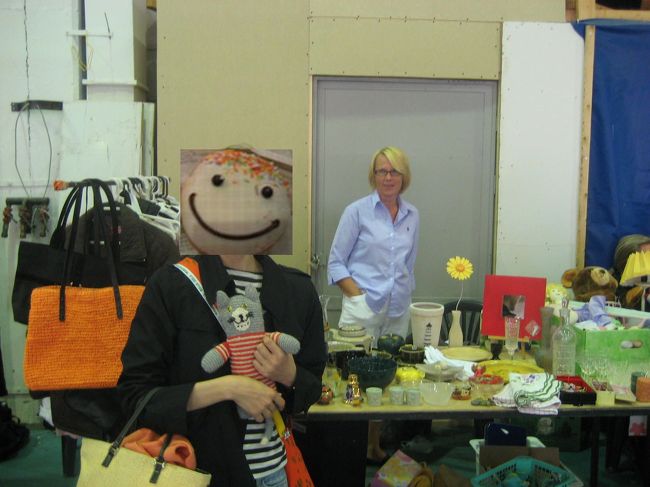 私のプロフィール写真にも使っている、２ひきのぬいぐるみ。実はフリーマーケットのこのお店で買いました。<br /><br />写真に写っている人のおばあちゃんの手作り。