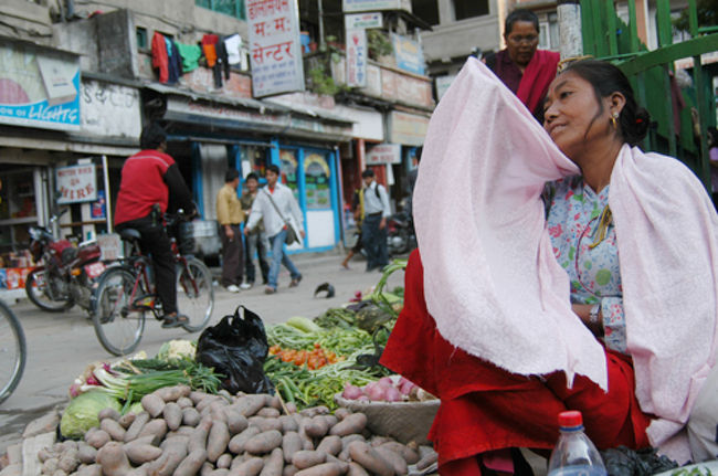 カトマンズの街を歩いていると、アサン・チョークやインドラ・チョーク、タヒティ・チョークといった有名な所から、名も無い小さなものまで、様々な広場が点在する。そこには小さな祠やストゥーパが必ず奉られており、人々の生活の中に様々な神々が共に在ることが実感できる。<br /><br />そして、大きな広場には必ず露天が並び、人々の活気が溢れている。１つの広場に並ぶ露店は大抵同じ物を売っていて、買い手は隣のお店と比較しながら買い物ができるようになっている。<br />１つの店で物色し、交渉が不成立となると、隣の店から声がかかりまたそこで交渉が始まる。なかなか効率的なシステム。<br /><br />雨季も間近で蒸し暑いカトマンズ。<br />静かで薄暗い路地を幾つも抜けて、活気ある広場に迷い込むと、そこにはギッシリ並べられた色とりどりの商品が溢れている。<br />活気の中にも、暑さが故の気だるさが在り日本では経験できない雰囲気がある。<br /><br />みなさんをぜひカトマンズを彷徨ってみてください。<br />不思議な発見がいっぱいあるはずです。