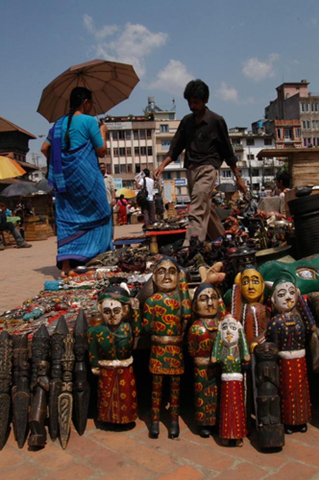 バサンダプル広場。観光の中心ダルバール広場のすぐ隣にある広場ですが、日中ここにたつのは日本でゆう”蚤の市”。<br />観光客目当ての土産物から、骨董、装飾品などなど、様々なものが並んでいます。実用的なものではなく、ちょっと”おもしろい物”がたくさんあるので、暇つぶしに覗いてみるには最適です！！