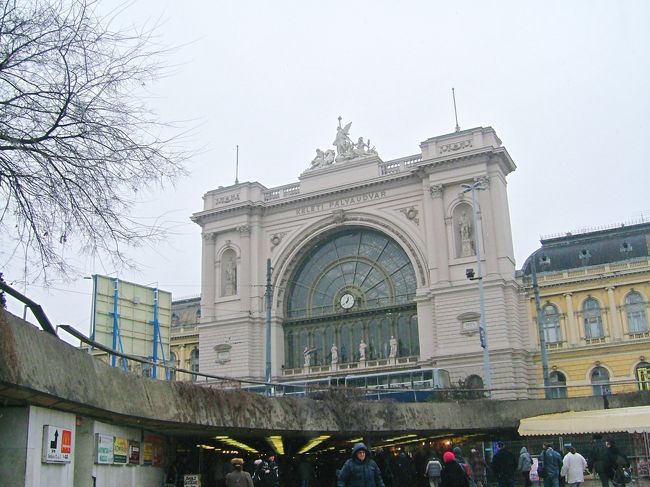 ポーランドのクラクフからブダペストにやってきました。写真は駅です。<br />