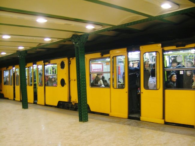 移動は地下鉄で。<br />最初にブダペストに着いたときに、通貨がよくわからず切符売り場のところでオロオロしてたら後ろに並んでいた優しいお姉さんが手伝ってくれて、おまけに足りないコインをくれました。こういうのってすごい嬉しいですよね。親切な人でした。