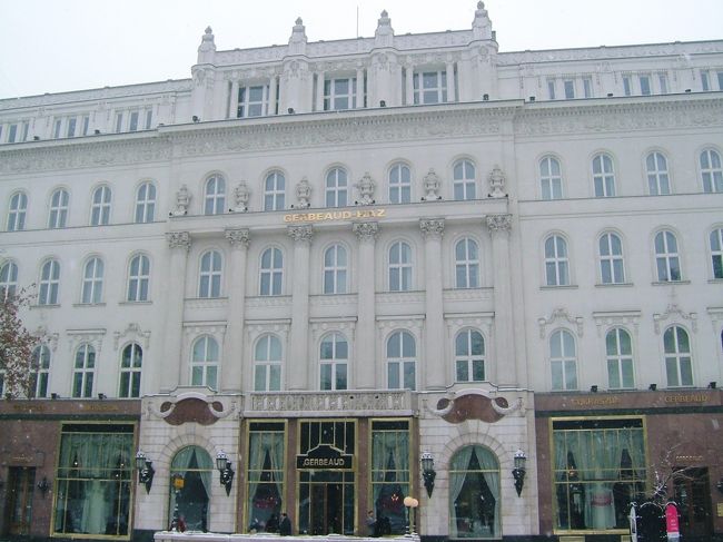 Gerbeaud（ジェルボー）<br />ここのカフェはブダペストで一番の高級店らいしい。<br />内装が素晴らしく、ここでもシャンデリアがあります。中欧のカフェにはシャンデリアが多い！<br />高級店といっても、みんな気軽に入れる感じでしたー。<br />